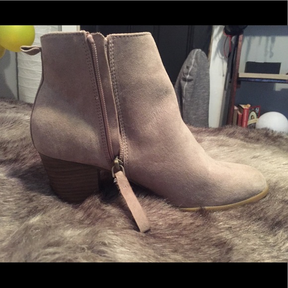 Old navy heeled ankle boots - Picture 2 of 7